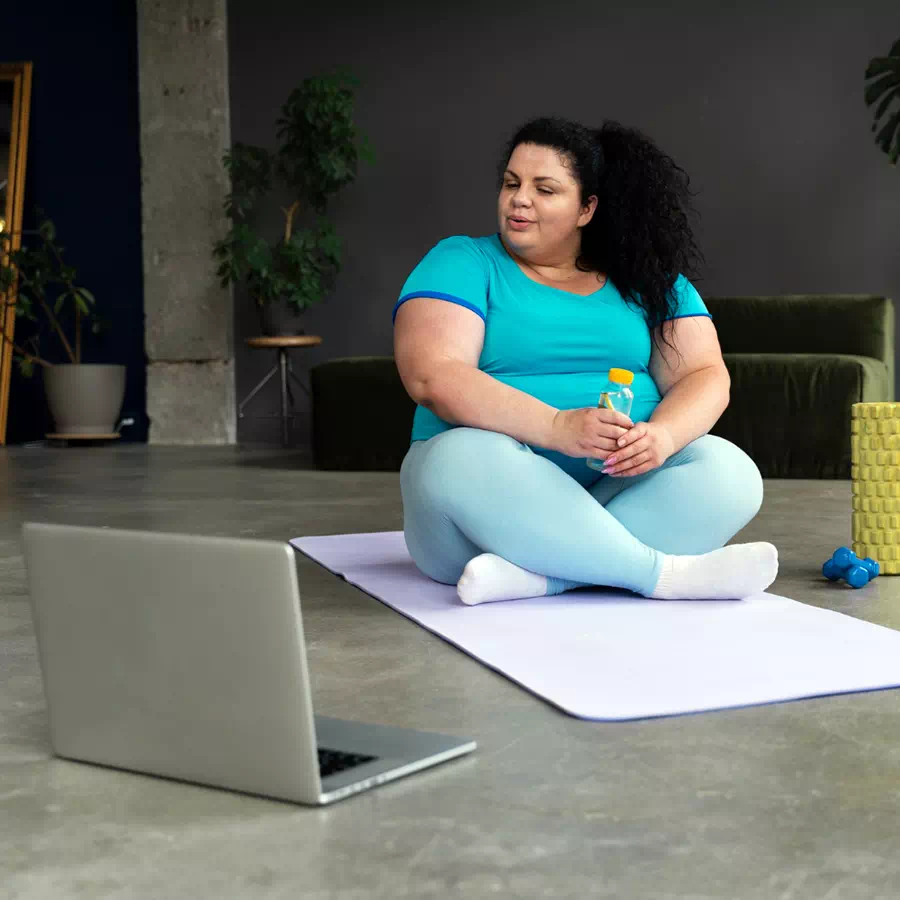 Personne pratiquant une activité physique pour améliorer sa santé physique et psychique en ligne.